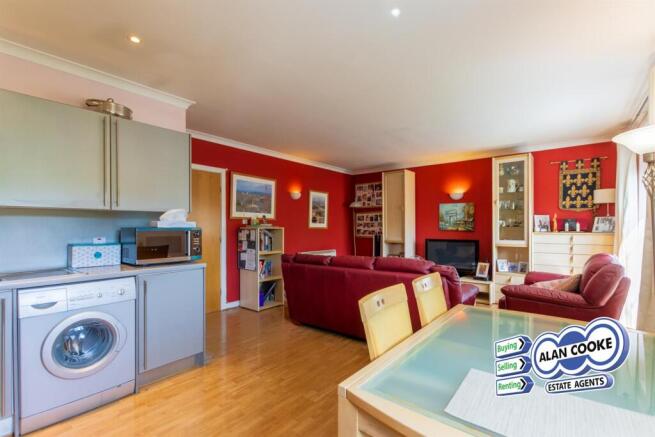 OPEN PLAN LOUNGE & KITCHEN