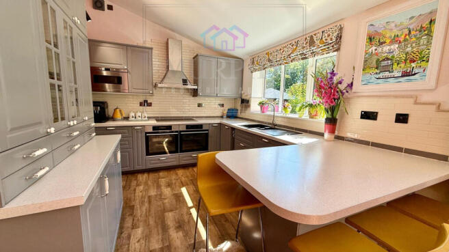 5 bed Detached for sale Image 10