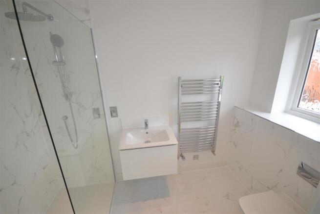 5 Jockey Lane En-Suite.JPG