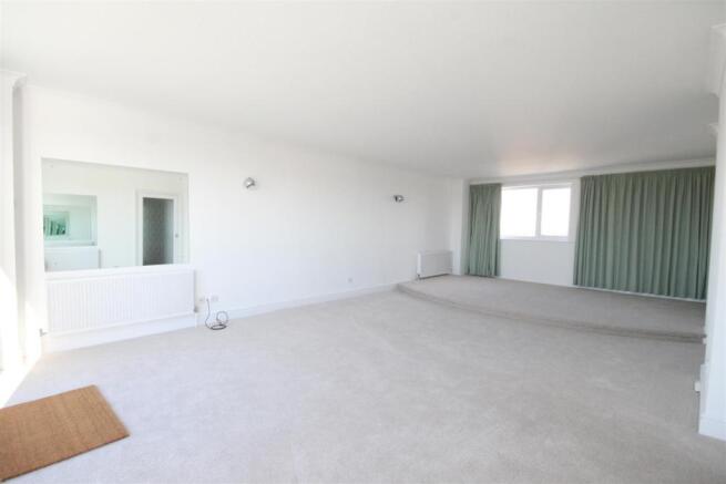 LOUNGE WITH DINING AREA