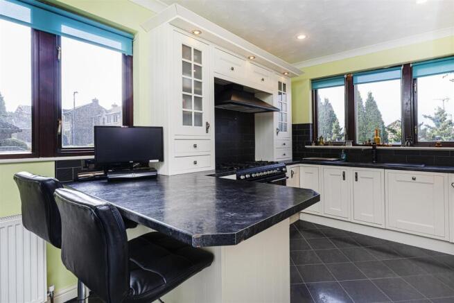 4 bed Detached for sale Image 8
