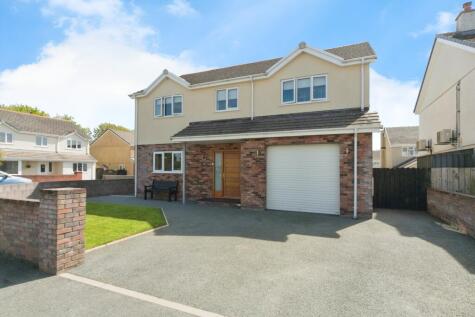 Cwr Y Coed, Llangefni, LL77