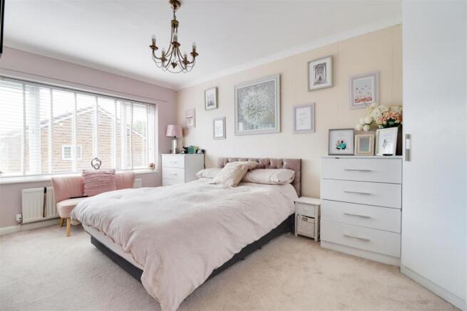 5 bed Semi-Detached for sale Image 9