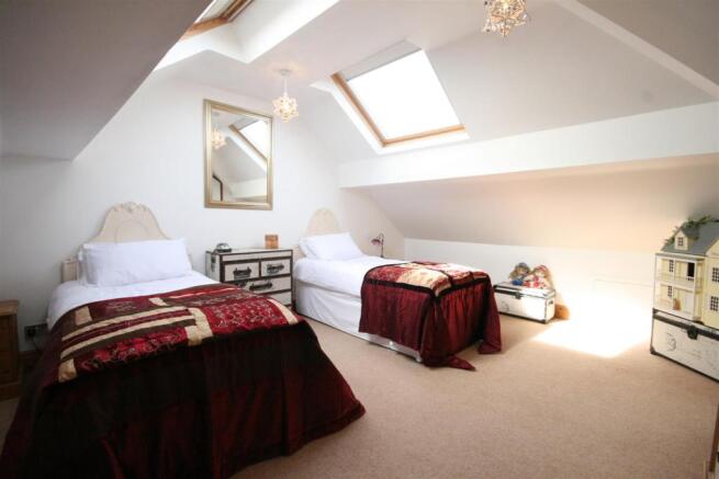 MASTER BEDROOM SUITE