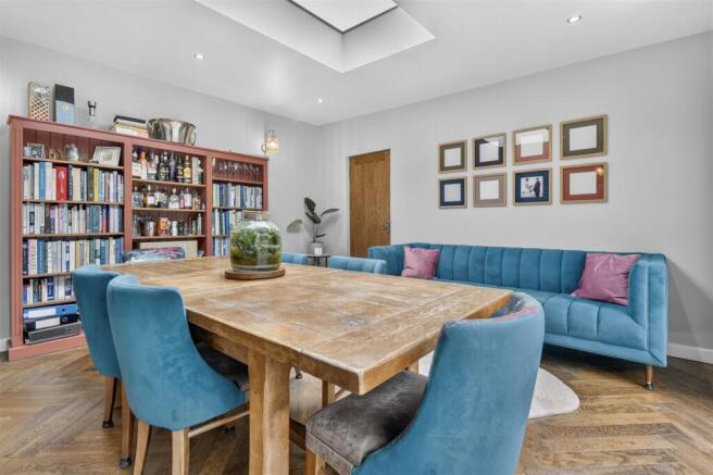 4 bed Semi-Detached for sale Image 4