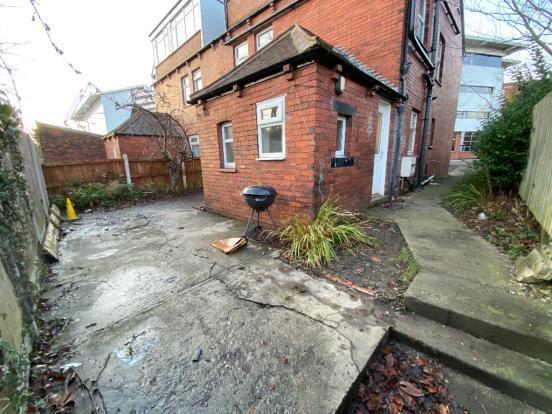 7 bed Semi-Detached to rent Image 8