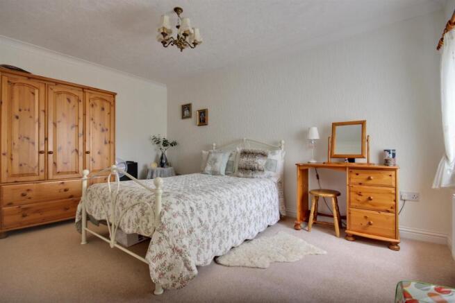 4 bed Detached for sale Image 7