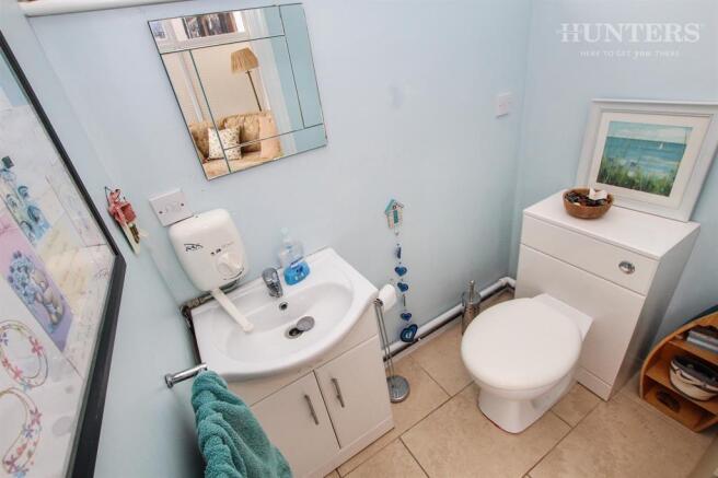 Guest Cloakroom / WC