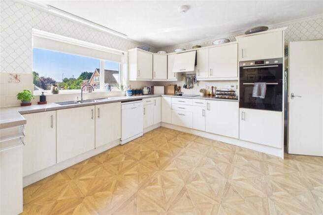 4 bed Bungalow for sale Image 10