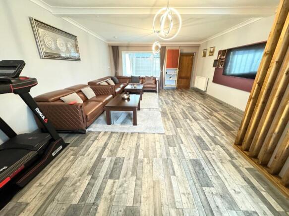 6 bed House for sale Image 9