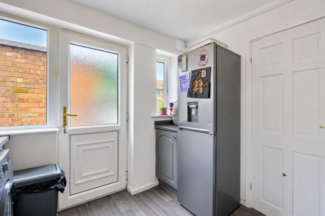 3 bed Semi-Detached to rent Image 8