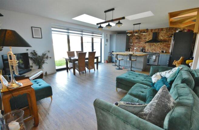 OPEN PLAN KITCHEN LOUNGE