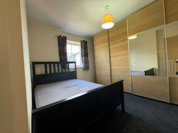 Semi-Detached to rent Image 11