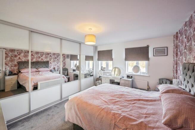 5 bed Detached for sale Image 10