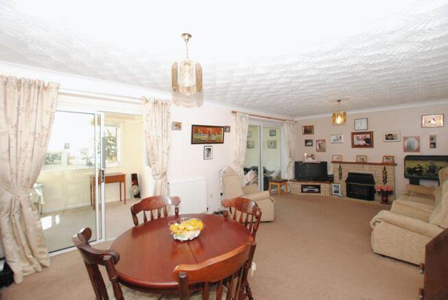 Lounge/Dining ...
