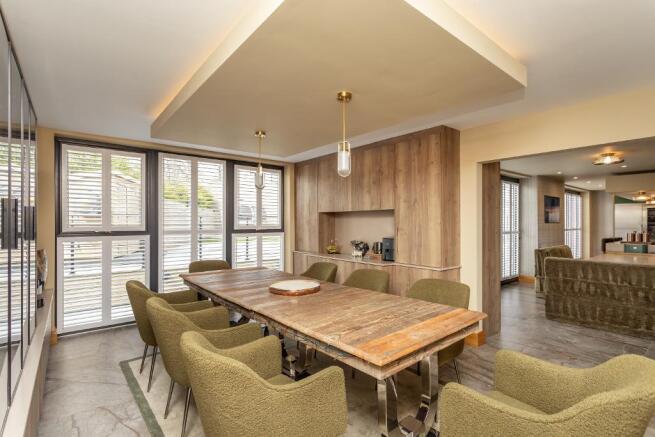 6 bed Detached for sale Image 9