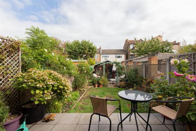 Carnarvon Road, E18