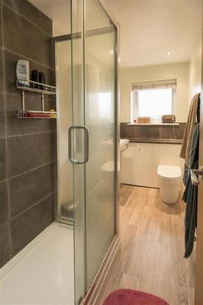 Milton Court 5 ensuite.jpg