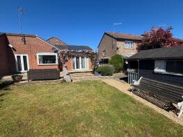 19, Chedworth Close, Northampton NN3 5HW