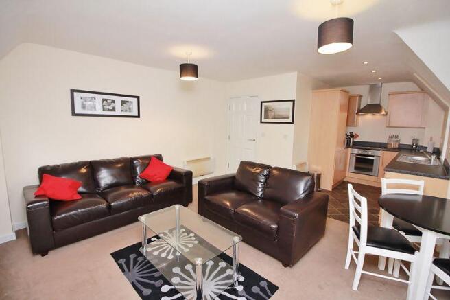 Lounge / Kitch...