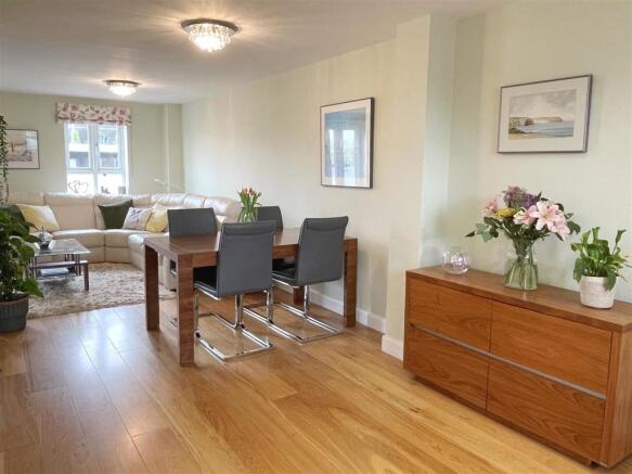 Kitch - Dining - Sitt 1.JPG