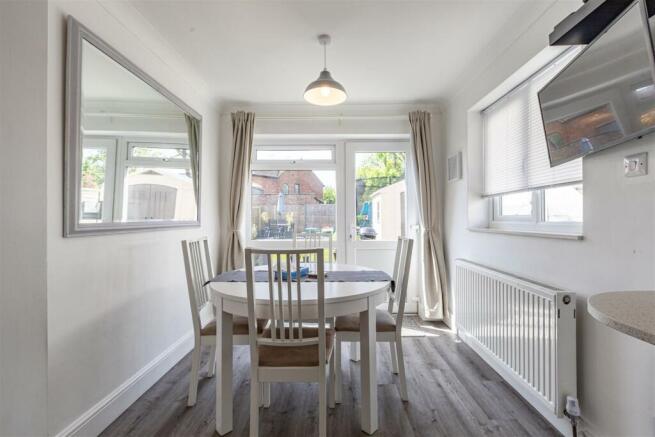 10 Pretoria Road, Chertsey, KT16 9LN - 14.jpg
