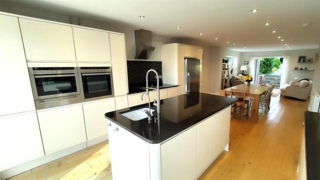 Kitchen 2.jpg