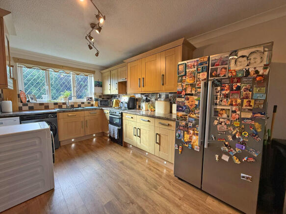 4 bed Detached for sale Image 7