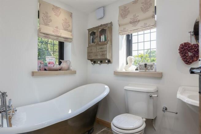 Overfield Lodge Bedroom 1-4.jpg