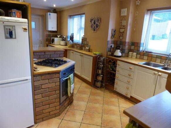 KITCHEN/BREAKFAST