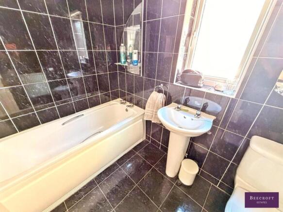 4 bed Detached for sale Image 11