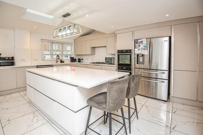 4 bed Detached for sale Image 5