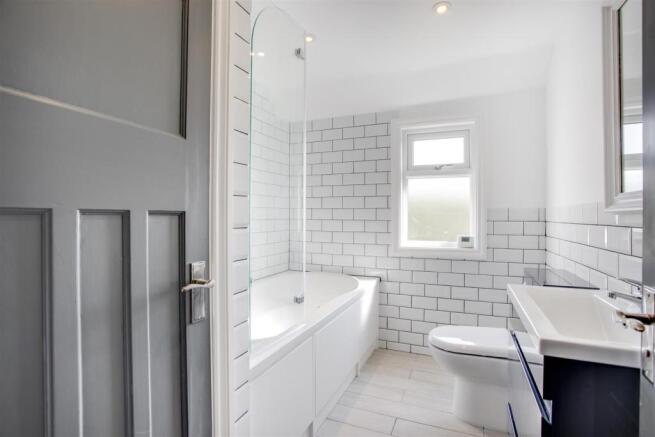 24 Plomer Green Lane Family Bathroom.jpg