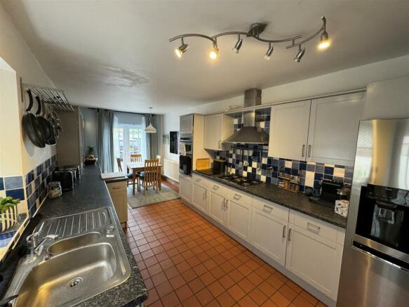 KITCHEN/BREAKFAST ROOM