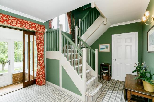 8296152-interior32.j
