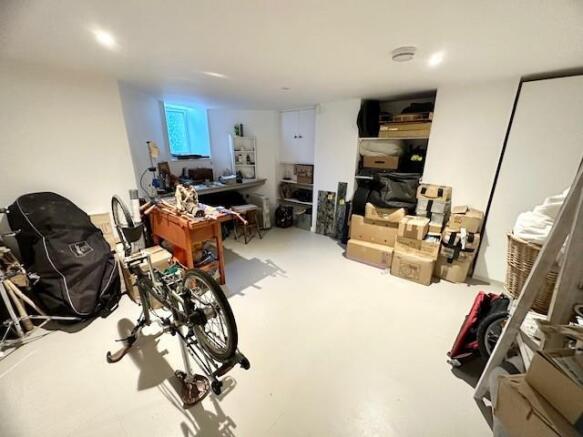 2 bed Flat to rent Image 11