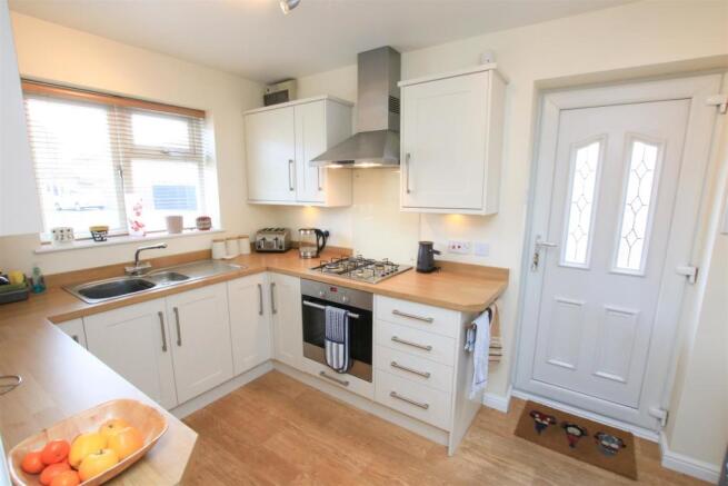 MODERN FITTED KITCHEN