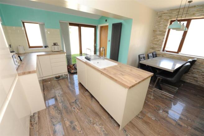 4 bed Semi-Detached for sale Image 10
