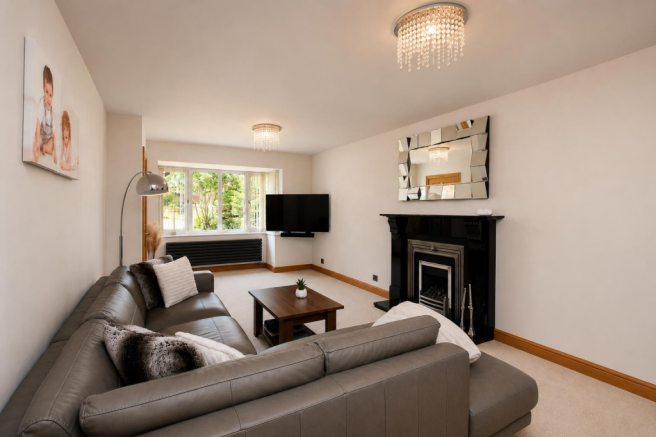 5 bed Detached for sale Image 7