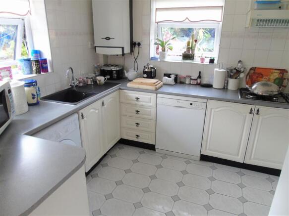 Kitchen2.JPG