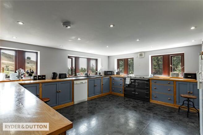 6 bed Detached for sale Image 7