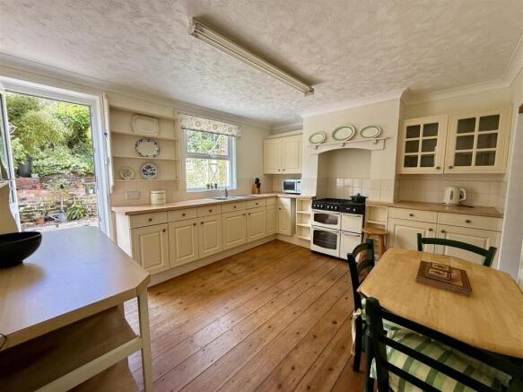 Kitchen/Dining Room: