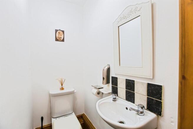 4 bed Detached for sale Image 11