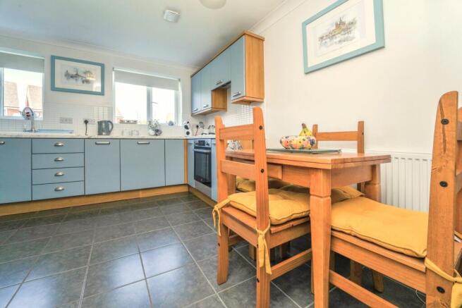 Kitchen & Breakfast Area