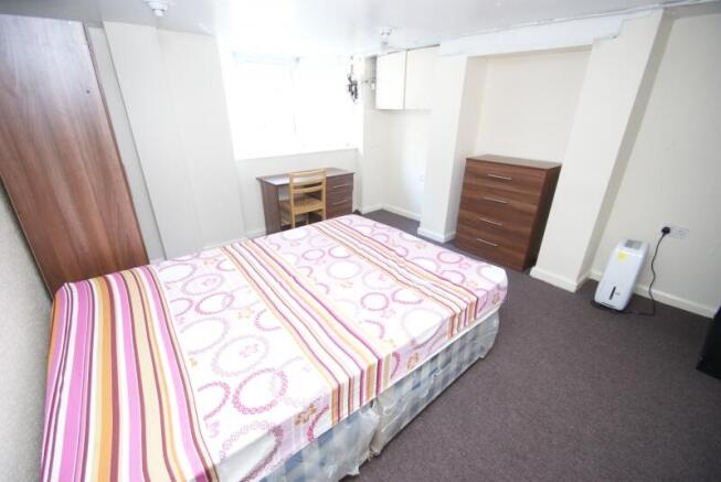 6 bed Terraced to rent Image 6