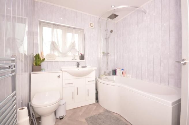 22 Southfield Road, Knottingley (10)bath