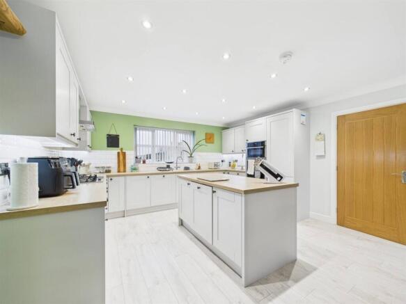 4 bed Detached for sale Image 8