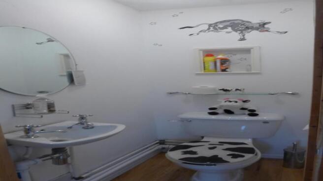Halton Wood Road 15 Cloakroom 012
