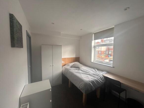 Bright tidy single room with desk and wardrobe...