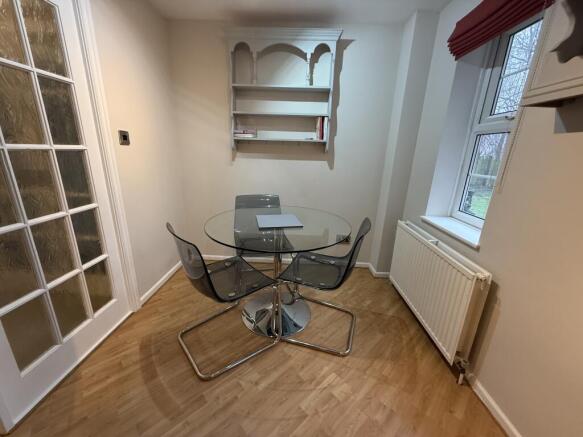 4 bed House to rent Image 8